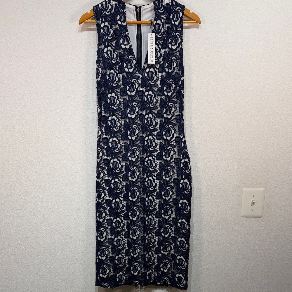 Alice + Olivia Sleeveless Navy Floral Lace Sheath Dress size 6 NWT - Picture 3 of 13
